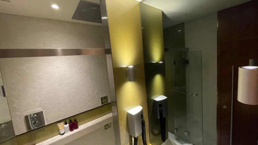 Qatar Lounge Bangkok Shower Suite