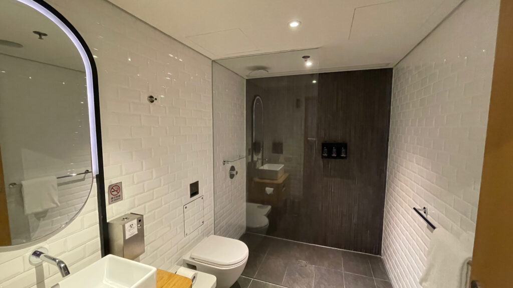 Qantas Lounge Hong Kong Shower Suites